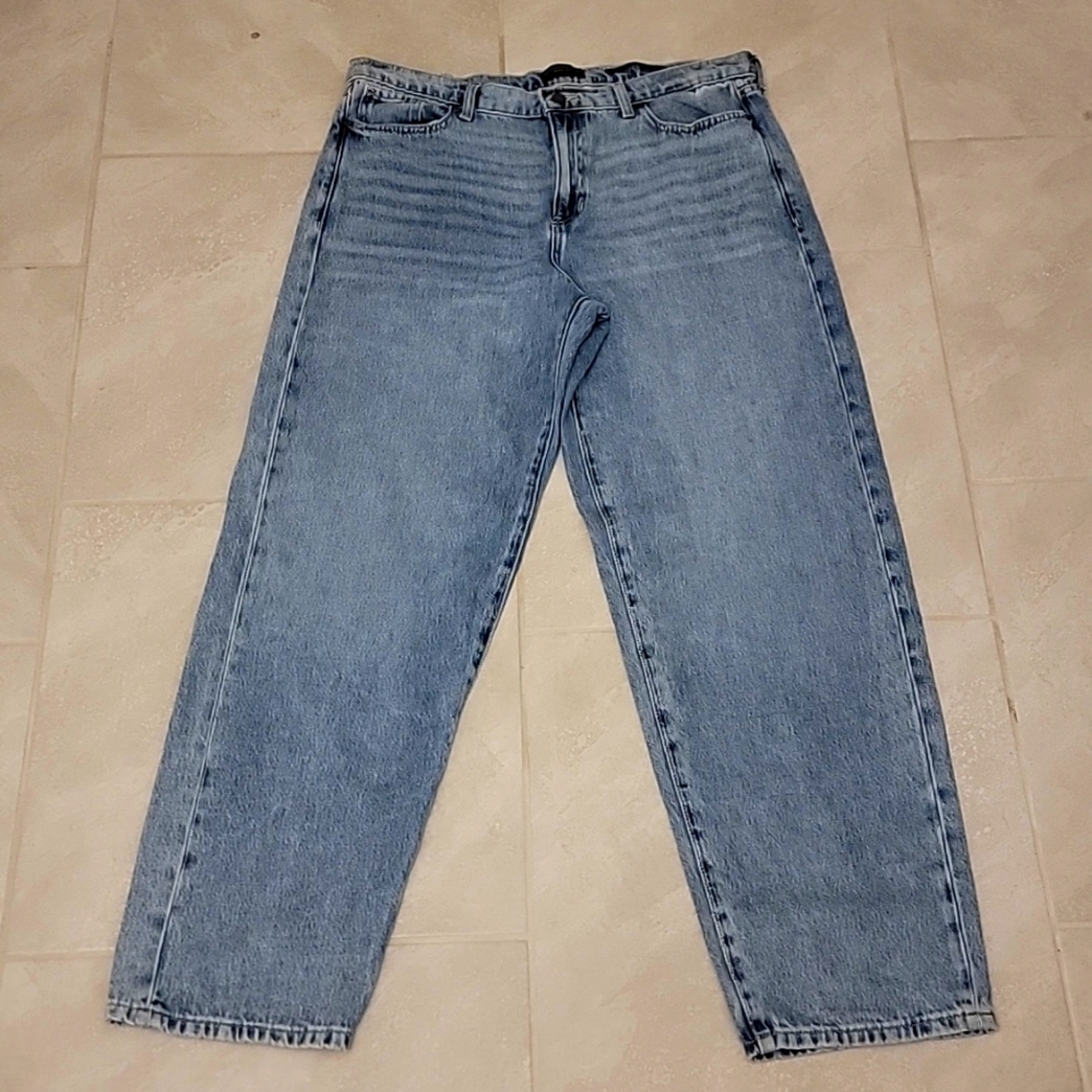 Banana Republic Premium Denim High-Rise Barrel Fit Jeans.  Medium Wash. 32L